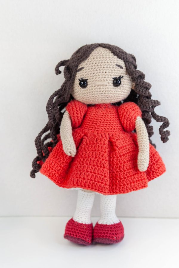 Dúkka í rauðum kjól